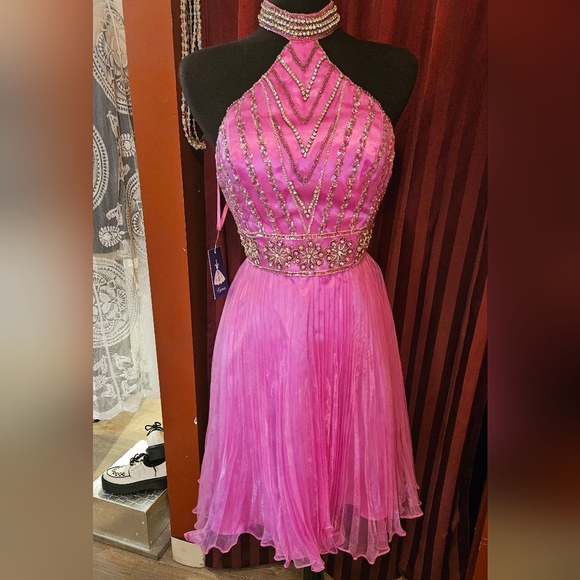 Womens pleated halter dress - Picture 8 of 11